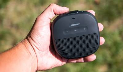 Bose SoundLink Micro nằm gọn trong lòng bàn tay